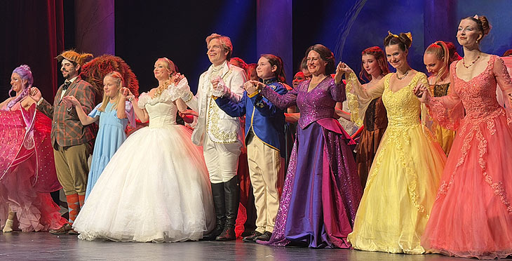 &bdquo;Cinderella  Das Musical&ldquo; im Deutschen Theater M&uuml;nchen - Schlussapplaus im Deutschen Theater (&copy;Foto: Martin Schmitz) 